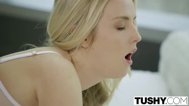 Блонда привела начальника мужа домой и трахнулась с ним в очко