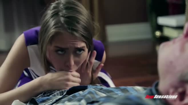 Чирлидерша дает старому тренеру в лохматую вагину и кричит от наслаждения