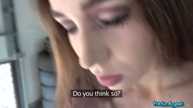 Русская модель снимается в POV-видео с агентом и дает ему на столе в пизду