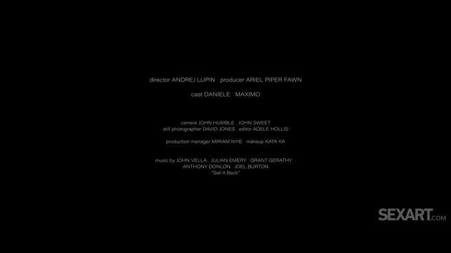 Паренек отодрал сводную сестру в узкую киску на полу